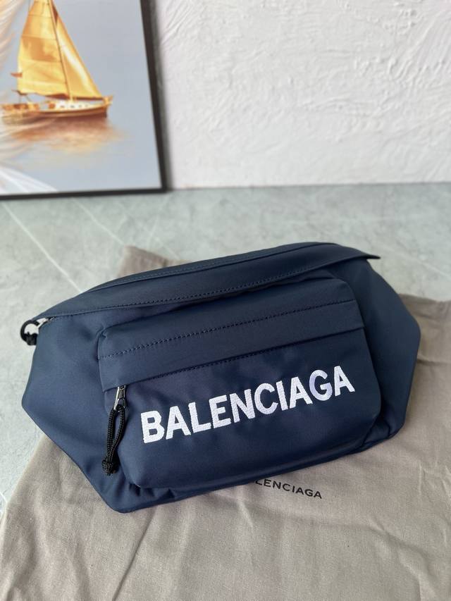 原单跑量 Balenciag巴黎家 城市系列 paris Explorer 腰包 黑色 男女同款丝印 3D立体刺绣 尺寸：24*9*18Cm