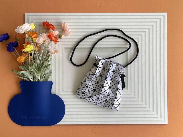 原单跑量 Issey Miyake 尺寸:23.5Cm*23.5Cm 三宅一生极具海洋元素的贝母小水桶，不同灯光折射出深浅不一波光粼粼的感觉，时尚感爆棚，上身是