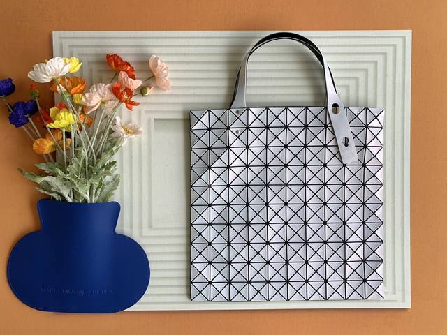 原单跑量 Issey Miyake Bao Bao 尺寸：40Cm*40Cm 三宅一生自带海洋元素限定10格贝母包终于出货啦！定制五金完全对版，吊打市场版！自带