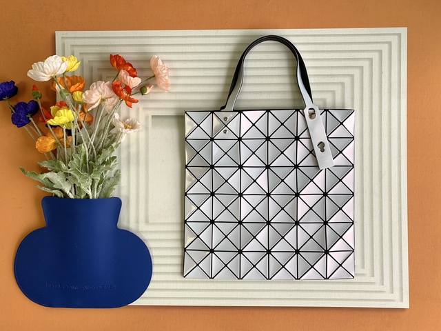 原单跑量 Issey Miyake Bao Bao 尺寸:34Cm*34Cm 6*6 三宅一生自带海洋元素限定贝母包终于出货啦!定制五金完全对版,吊打市场版!自 原单跑量 Issey Miyake Bao Bao 尺寸:34Cm*34Cm 6*6 三宅一生自带海洋元素限定贝母包终于出货啦!定制五金完全对版,吊打市场版!自