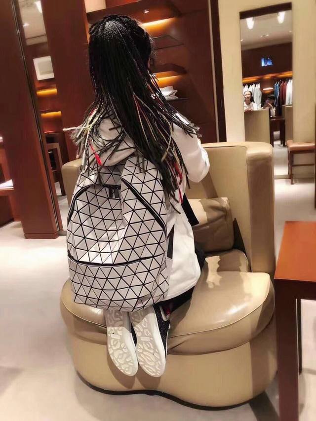 原单跑量 配原版纸质礼品袋 三宅一生简约背包正品开模，香港13000多港币购回，一对一五金，面料，细节全对版开模，日本产地标号为Bb76-Ag281 市场独家内