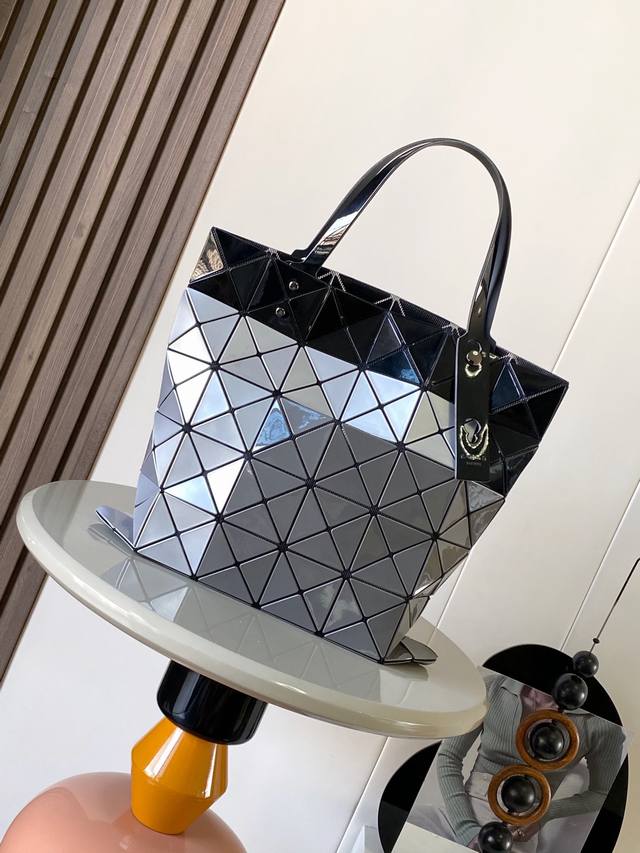 顶级原单 Issey Miyake Bao Bao 尺寸:34×34Cm 三宅9月新品隆重上场！这次6格突破常规，大胆的色彩构图因你使用而展开不同的视觉感！前面