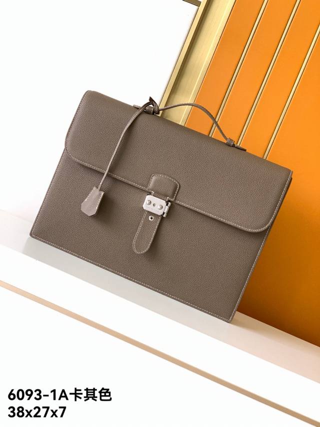 新款公文包型号：6093-1A#卡其色顶级原单货爱玛意大利专用头层牛皮，手感超级柔软细腻，质感高端有档次，专柜同款，绝对高端货。高纤维布裡，专柜五金配件，质量超