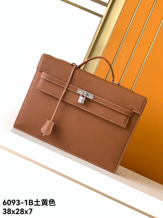 新款公文包型号：6093-1B#土黄色顶级原单货爱玛意大利专用头层牛皮，手感超级柔软细腻，质感高端有档次，专柜同款，绝对高端货。高纤维布裡，专柜五金配件，质量超