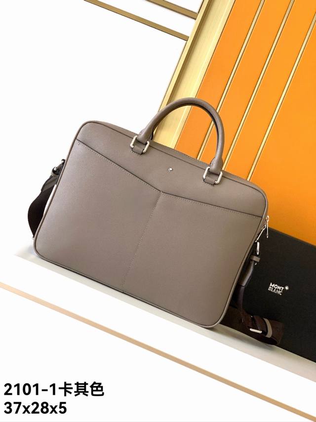 公文包型号：2101-1#卡其色顶级原单货万宝龙西班牙纹牛皮，光泽好上档次，高纤维布裡，专柜五金配件，质量超赞。尺寸：37X5X28-----