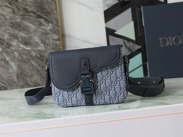 这款马鞍信使包精巧时尚。采用蓝色Oblique 印花面料等材质精心制作，饰以同色调粒面牛皮革马鞍翻盖，点缀以铝扣提升格调。内部隔层宽敞，搭配一个背面插袋，可收纳