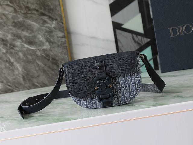 这款马鞍信使包突显时尚的设计，搭配翻盖，彰显精致的优雅气质，为马鞍系列提升格调。采用蓝色Oblique 印花面料等材质精心制作，搭配同色调粒面牛皮革马鞍翻盖，点