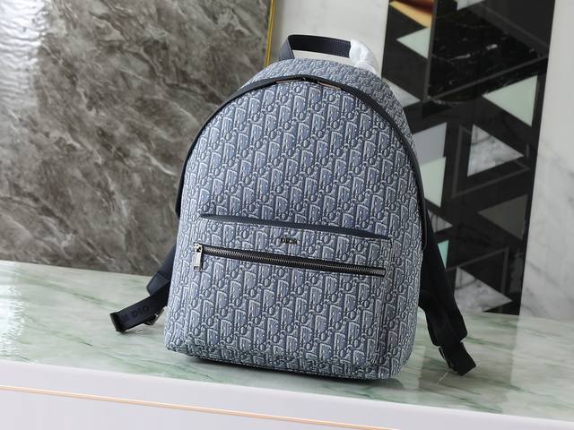 这款 Rider 双肩背包轮廓简约,经典的学院款式洋溢着活力。时尚现代,采用蓝色Oblique 印花面料等材质精心制作。延续经典设计,搭配双向拉链开合、正面大号 这款 Rider 双肩背包轮廓简约,经典的学院款式洋溢着活力。时尚现代,采用蓝色Oblique 印花面料等材质精心制作。延续经典设计,搭配双向拉链开合、正面大号