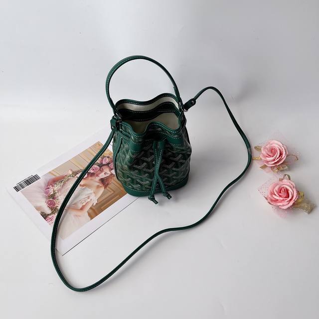 戈家迷你水桶包，这款水桶包名为 petit Flot ，意指 Goyard 家族世代相传的木材运输行业。它来源于 Goyard 于20世纪60年代推出的一款提花