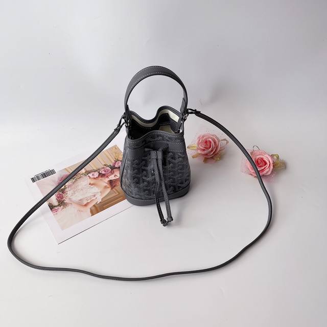 戈家迷你水桶包，这款水桶包名为 petit Flot ，意指 Goyard 家族世代相传的木材运输行业。它来源于 Goyard 于20世纪60年代推出的一款提花