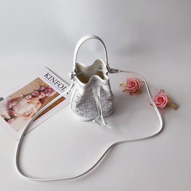 戈家迷你水桶包，这款水桶包名为 petit Flot ，意指 Goyard 家族世代相传的木材运输行业。它来源于 Goyard 于20世纪60年代推出的一款提花