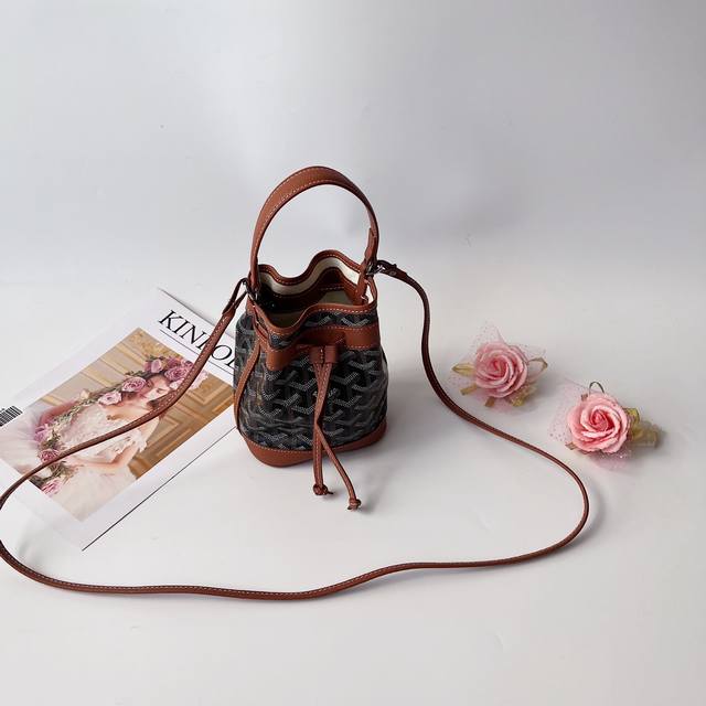 戈家迷你水桶包，这款水桶包名为 petit Flot ，意指 Goyard 家族世代相传的木材运输行业。它来源于 Goyard 于20世纪60年代推出的一款提花