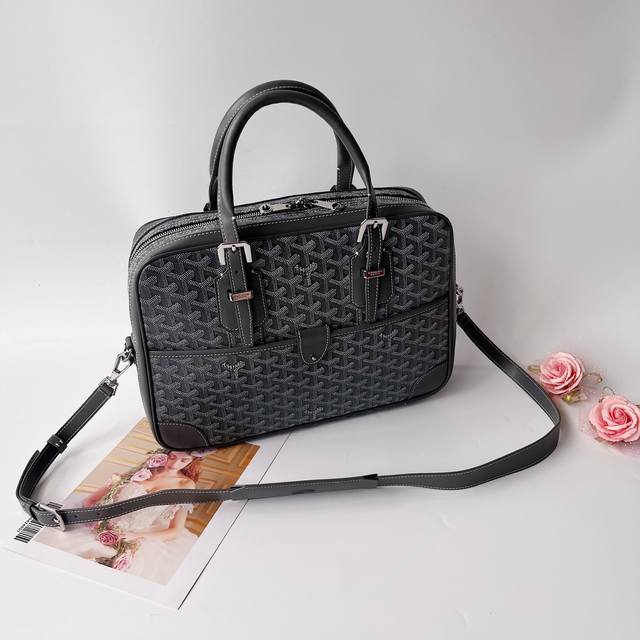 Goyard Ambassad Messagebag公文包Ambassade系列旨在满足注重精致的商务女性和男性客户的需求,是理想的商务伴侣其容量和各种口袋令它 Goyard Ambassad Messagebag公文包Ambassade系列旨在满足注重精致的商务女性和男性客户的需求,是理想的商务伴侣其容量和各种口袋令它