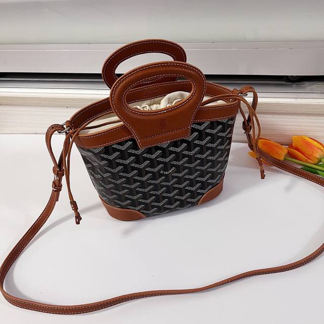 戈家菜篮子Beluga 迷你包专为改善日常生活而设计。棉麻质地的内袋，配以低调实用的抽绳，通过可拆卸和可调节肩带，这款包还可用作单肩包或斜挎包款号:戈家菜篮子