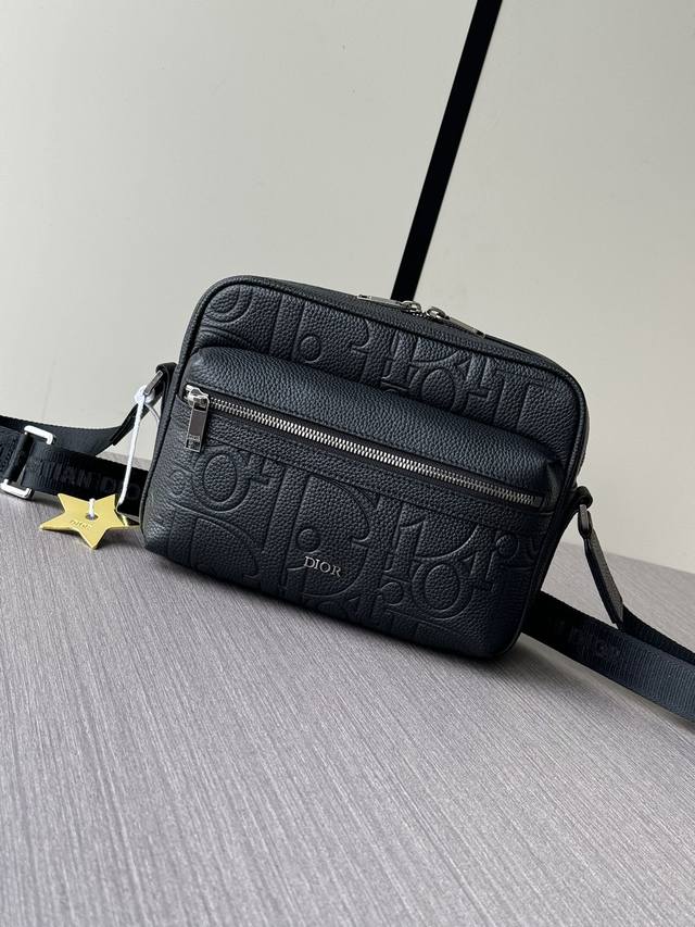 图片实拍现货 配五角星 顶级专柜老鼠狠货 最新火爆款迪奥全皮斜挎包Rider 2.0 拉链式信使包是二零二四秋季男装系列新品,实用而精巧,是日常生活的理想单品。 图片实拍现货 配五角星 顶级专柜老鼠狠货 最新火爆款迪奥全皮斜挎包Rider 2.0 拉链式信使包是二零二四秋季男装系列新品,实用而精巧,是日常生活的理想单品。