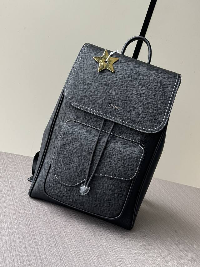 图片实拍现货 顶级专柜老鼠狠货 最新爆款迪奥双肩背包这款马鞍双肩背包采用时尚的原创设计，突显马鞍风格。黑色粒面牛皮革搭配对比鲜明的缉面线，正面饰以 Dior 标