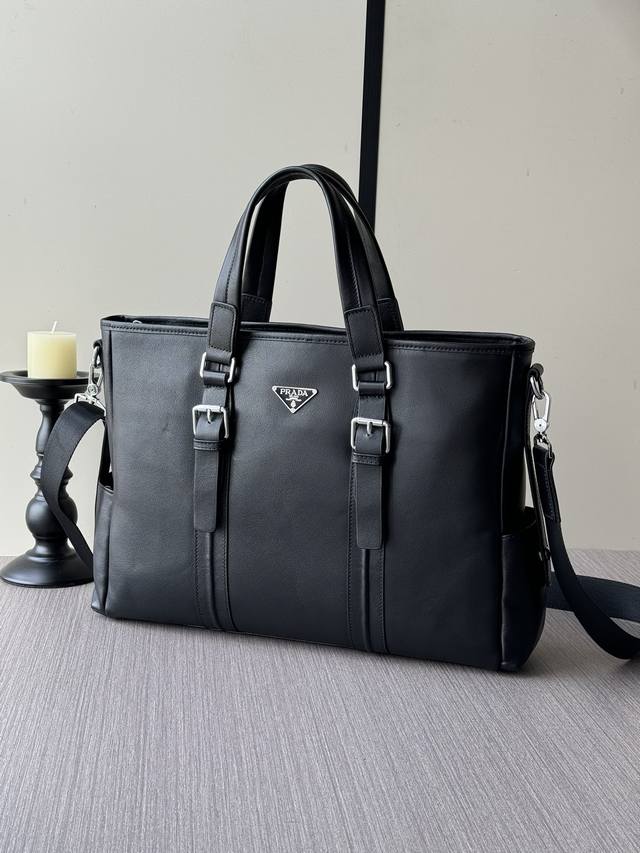 图片实拍现货 顶级专柜老鼠高端狠货 最新火爆款普拉达手提公文包大量出货啦,叫嚣专柜货顶级原单货纸上谈兵吹牛皮的咱不会，请让狠货说话。款式可以复制抄袭，材料做工骗