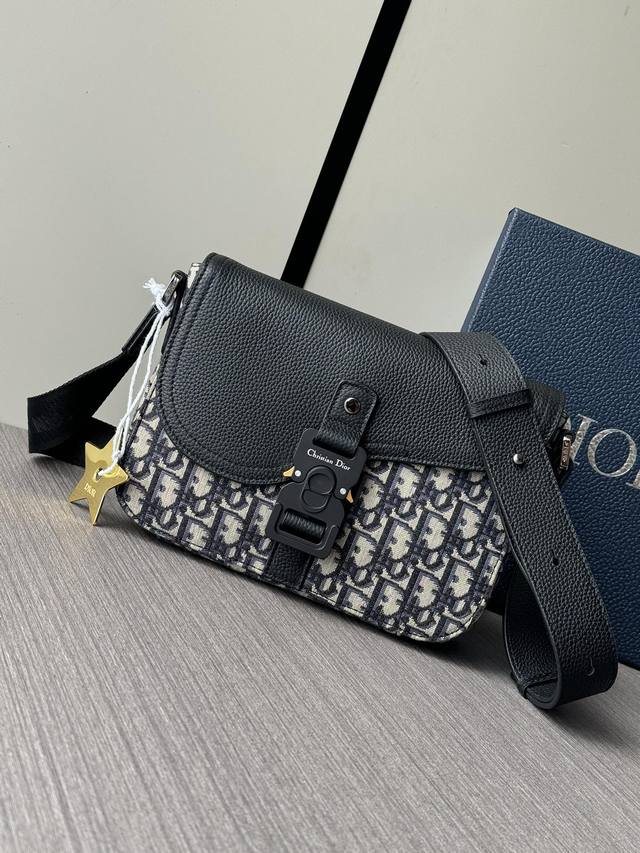 图片实拍现货 配五角星 顶级专柜老鼠狠货 最新爆款迪奥斜挎包这款马鞍信使包精巧时尚。采用黑色粒面牛皮革精心制作，搭配马鞍翻盖，饰以铝扣开合。内部隔层宽敞，搭配一