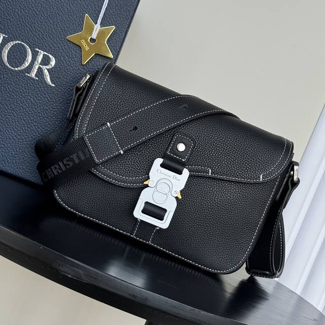 图片实拍现货 爆款顶级原单品质出货 这款马鞍信使包精巧时尚。采用黑色粒面牛皮革精心制作，搭配马鞍翻盖，饰以铝扣开合。内部隔层宽敞，搭配一个背面插袋，可收纳各种日