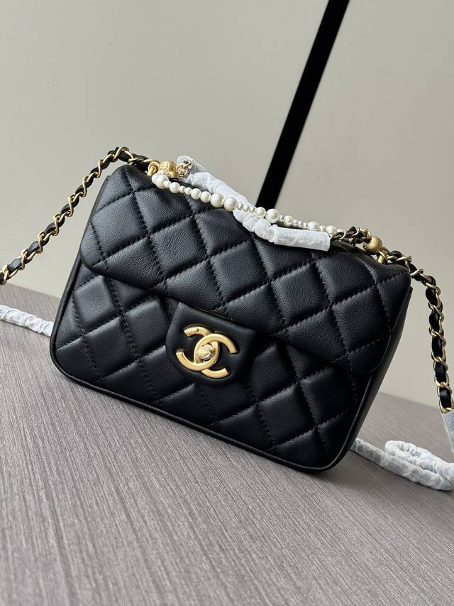 Chane1春夏系列24p珍珠链条 Mini As4385珍珠链条搭配整体的黑金配色更优雅 高贵 这个方胖子太美了 还可以手提 上身真的好绝 特别 小巧精致 实 Chane1春夏系列24p珍珠链条 Mini As4385珍珠链条搭配整体的黑金配色更优雅 高贵 这个方胖子太美了 还可以手提 上身真的好绝 特别 小巧精致 实