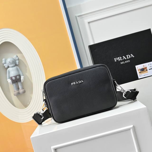 普拉达官网同步 高版本 斜挎单肩背包 永恒不过时的标志性产品 纯原单牛皮 全部实拍 实用性非常高 完全不用担心穿搭 配全套包装礼品盒 规格：24X16X6