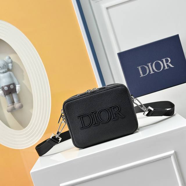 配全套折叠礼盒 ]这包其实是男女通用款,Essentials系列,尺寸比较小巧17Cm*12.5Cm,装手机润唇膏口红钥匙这些日常杂物绰绰有余,小巧轻便空间大,