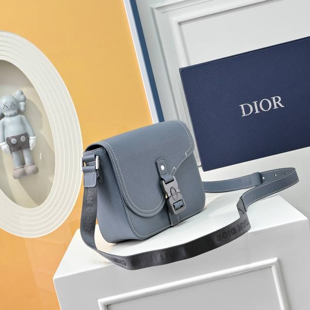 Dior 迪奥 牛仔布马鞍包 Saddle翻盖邮差包 单肩斜挎包 明星单品 采用优质原厂材质 高端品质 配送礼盒 规格: 23 X 18Cm