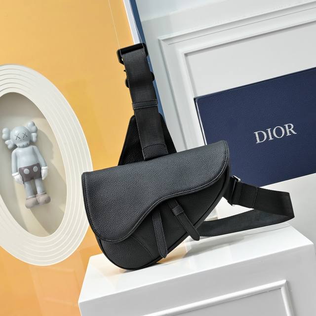 配全套折叠礼盒黑色 迪马鞍包 情侣款 马鞍包 原单品质 男士单品分享 斜挎包 男款的Saddle Bag强势推！！ 新任设计师Kim Jones首次操刀设计的第