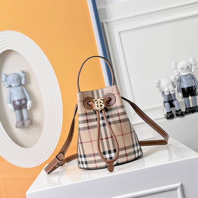 小号 折叠礼盒 Burberry 巴宝莉~新配色小水桶别太洋气了 超经典的Burberry格纹~百搭款式包型柔软立挺造型感超强融入皮革盾牌栓扣设计可使用顶部提柄