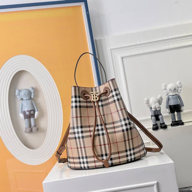 Burberry 巴宝莉水桶包 时尚圈必备品Get起来 新款巴宝莉从不担心销量 气质摆在那里 做好品质！香港购入打版，务必做到最好，原版五金 尺寸 26.28A