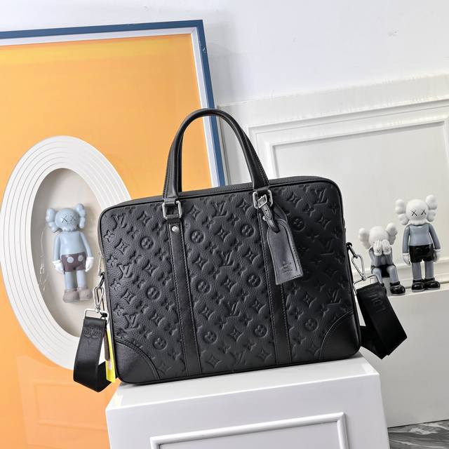 路易威登Lv 公文包 男包 电脑包 手提包 采用精湛镶嵌细工，经典百搭 实物拍摄 原厂原版面料 高端品质 配送防尘袋 29.40.8 Cm。