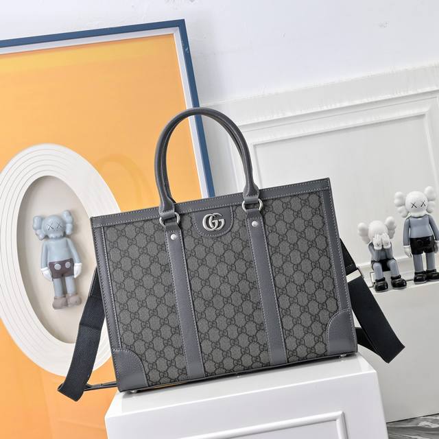 古奇原单公文包，724665#原单高品质，G家持续更新配色，添加更精致的色调。新配色和色彩组合为品牌标志性单品注入新意，彰显现代格调。这款G家系列背包采用Gg帆