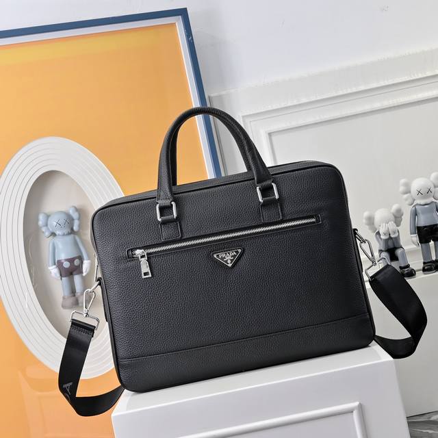 prada普拉达 公文包 男包 电脑包 手提包 采用精湛镶嵌细工，经典百搭 实物拍摄 原厂原版面料 高端品质 配送防尘袋 29.40.8 Cm。