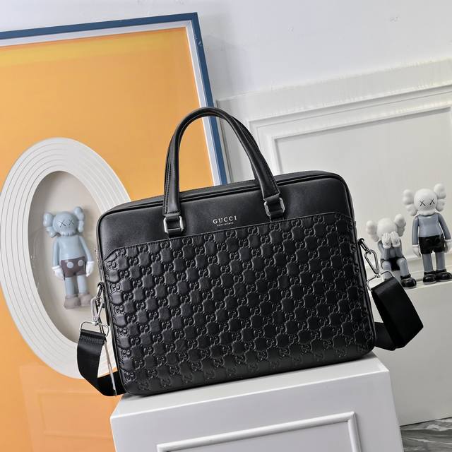 古奇Gucci 公文包 男包 电脑包 手提包 采用精湛镶嵌细工,经典百搭 实物拍摄 原厂原版面料 高端品质 配送防尘袋 29.40.8 Cm。 古奇Gucci 公文包 男包 电脑包 手提包 采用精湛镶嵌细工,经典百搭 实物拍摄 原厂原版面料 高端品质 配送防尘袋 29.40.8 Cm。