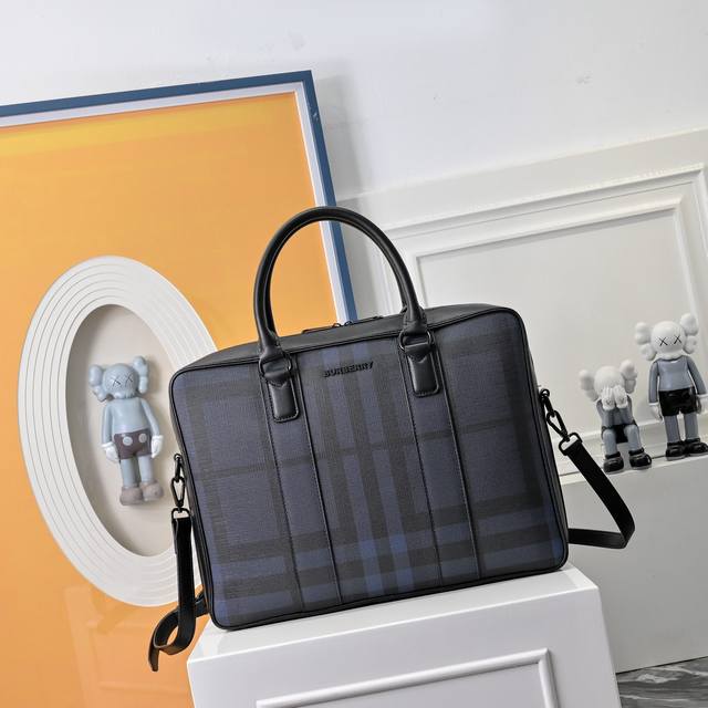 巴宝莉 最新款公文包，采用格纹与意大利鞣制皮革打造，装饰品牌徽标设计。可缔造手提造型，或使用可拆式背带肩背携带。此件精品的主要材料中至少 30% 来自生物基材料