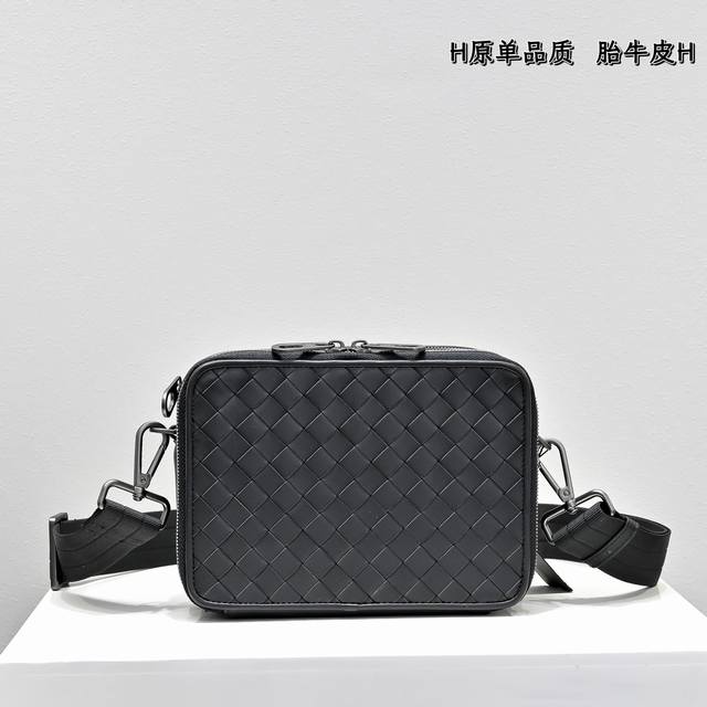 Bv原单胎牛皮全手工编织高端货搭配原单枪色五金 挎包上手绝对高大上 尺寸20-14-7Cm#837中编