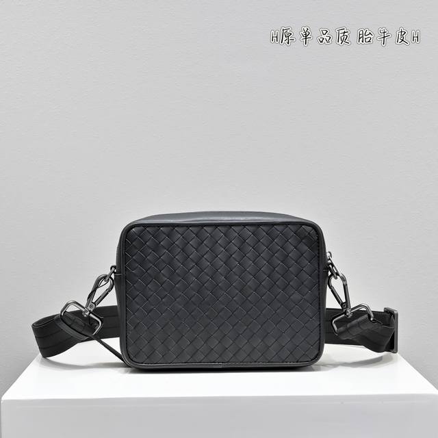 Bv原单胎牛皮全手工编织高端货搭配原单枪色五金 挎包上手绝对高大上 尺寸20-14-7Cm#837小编