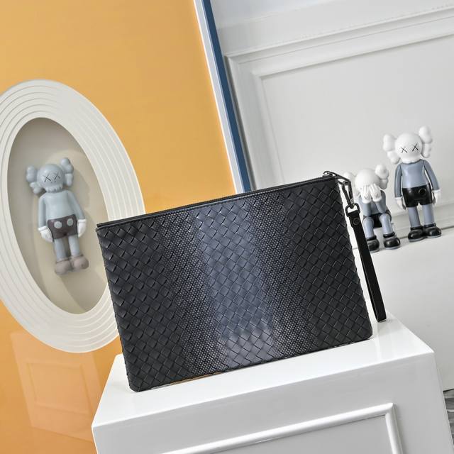 Bv葆蝶家升级版 Bottega Veneta最新款Bv喷绘手包 官网同步 采用顶级皮料 手感柔软舒适超赞 专柜原装乌钢五金专用里布 尺寸:31X2X21Cm