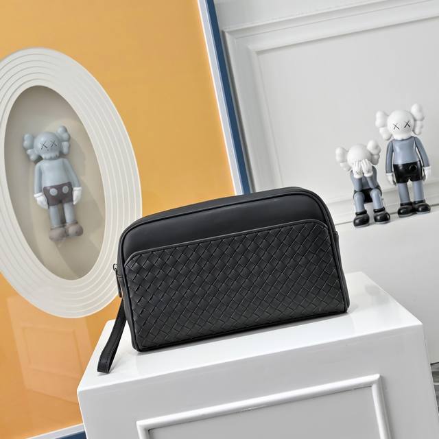 Bv葆蝶家升级版 Bottega Veneta最新款Bv手包手提包 官网同步 采用顶级皮料 手感柔软舒适超赞 专柜原装乌钢五金专用里布 尺寸:26X3X16Cm