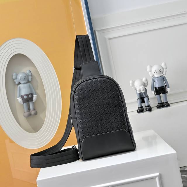 Bv葆蝶家升级版 Bottega Veneta最新款Bv胸包 官网同步 采用顶级皮料 手感柔软舒适超赞 专柜原装乌钢五金专用里布 尺寸:15X6X24Cm 22