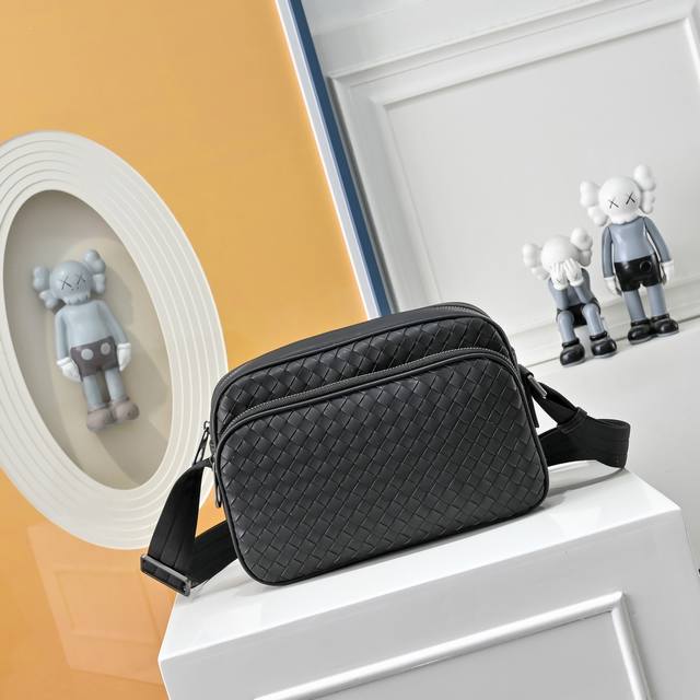 Bv葆蝶家升级版 Bottega Veneta最新款Bv斜挎包 官网同步 采用顶级皮料 手感柔软舒适超赞 专柜原装乌钢五金专用里布 尺寸:26X8X18Cm 8