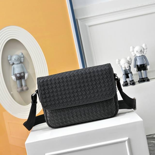 Bv葆蝶家升级版 Bottega Veneta最新款Bv斜挎包 官网同步 采用顶级皮料 手感柔软舒适超赞 专柜原装乌钢五金专用里布 尺寸:27X7X20Cm 8