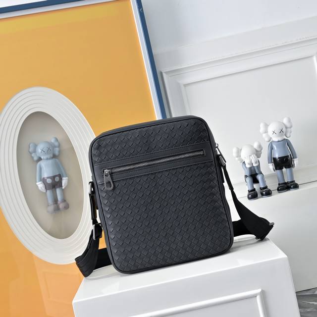 Bv男士单肩小斜挎邮差包包型都是那么简单秘一样为世人皆知秉承着传统手工制作进口打蜡牛皮编织枪色电泳配件 低调实用皮质越用越油亮等特点更年轻的设计让时尚渗透到工作