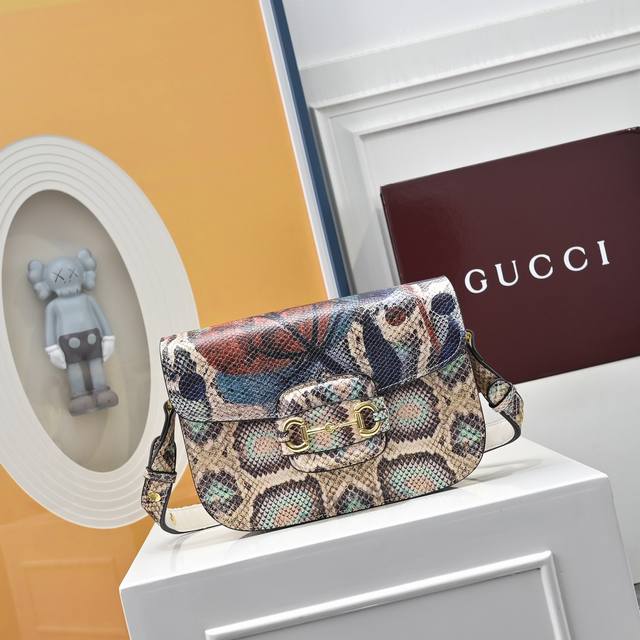 折叠盒 Size：25×18 Gucci古驰1955蟒蛇纹马鞍包 独一无二的天然纹理及鳞片， 非常少见的材质拼配 完美凸显出灵动优雅的气质， 上身你就是全街最特