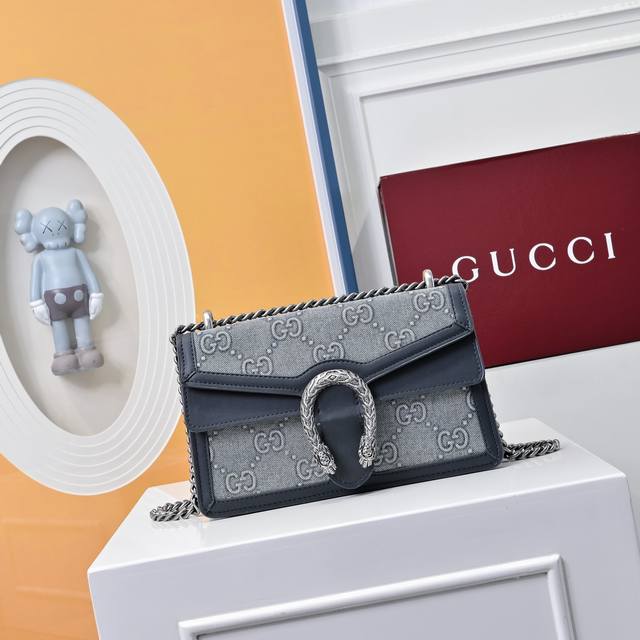 配折叠盒子 Gucci酷奇 新品牛仔酒神 这一季刚刚到的新品 很经典 很复古哦！ 双G提花丹宁面料 牛仔的质感和颜色... 颜色很正哦！ 尺寸：25 15
