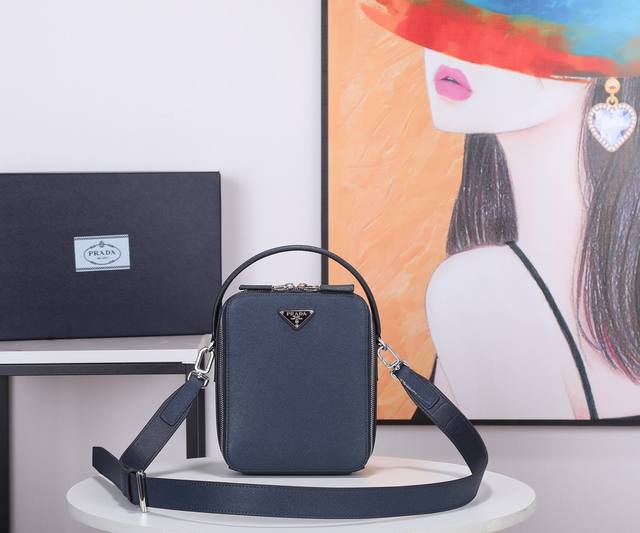 配原厂盒子 新款首发 p家春夏新款男式单肩包 p Brique 2Vh067 意大利进口Saffiano十字纹牛皮 采用进口设备+线路均有清晰 欧洲Zp同步原版