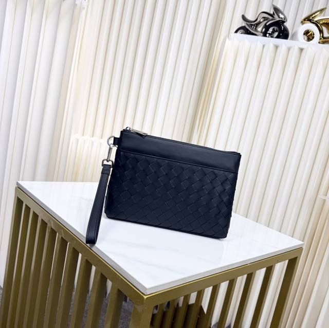 Bv原单品质采用进口订制打蜡牛皮奢华纯手工新风格编织皮质越用越油亮全新设计颜色：黑色，尺寸25*18*4Cm。