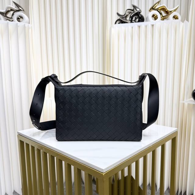 Bv 最新款男士斜挎包原单品质 官网同步 采用顶级打腊胎牛皮 手感超赞 专柜原装五金 独特的设计风格 完美至极 细节做工精致 大气中有内涵 高端上档次 高品质尺