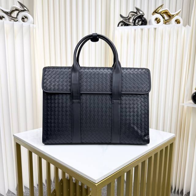 Bv男包公文包男士手提包因为他们身上每个细胞都充满了青春活力，所追求的是生活的质量，是一种成熟心境，进口打蜡牛皮编织公文包，银枪色扣件最新欧版衬里时尚休闲阳光颜