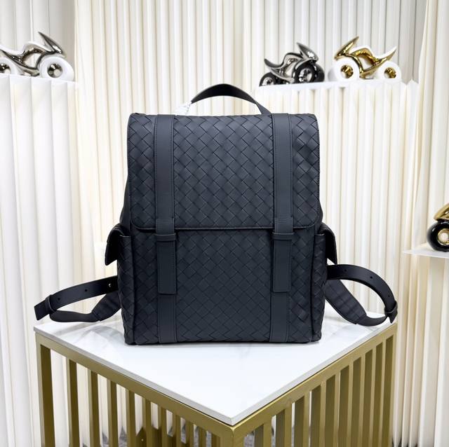 Bv 最新款男士双肩包 原单品质 官网同步 采用顶级打腊胎牛皮 手感超赞 专柜原装五金 独特的设计风格 完美至极 细节做工精致 大气中有内涵 高端上档次 高品质